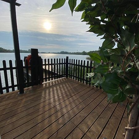 Lodge On The Lake At Lakeside Holiday Park Чичестер Экстерьер фото