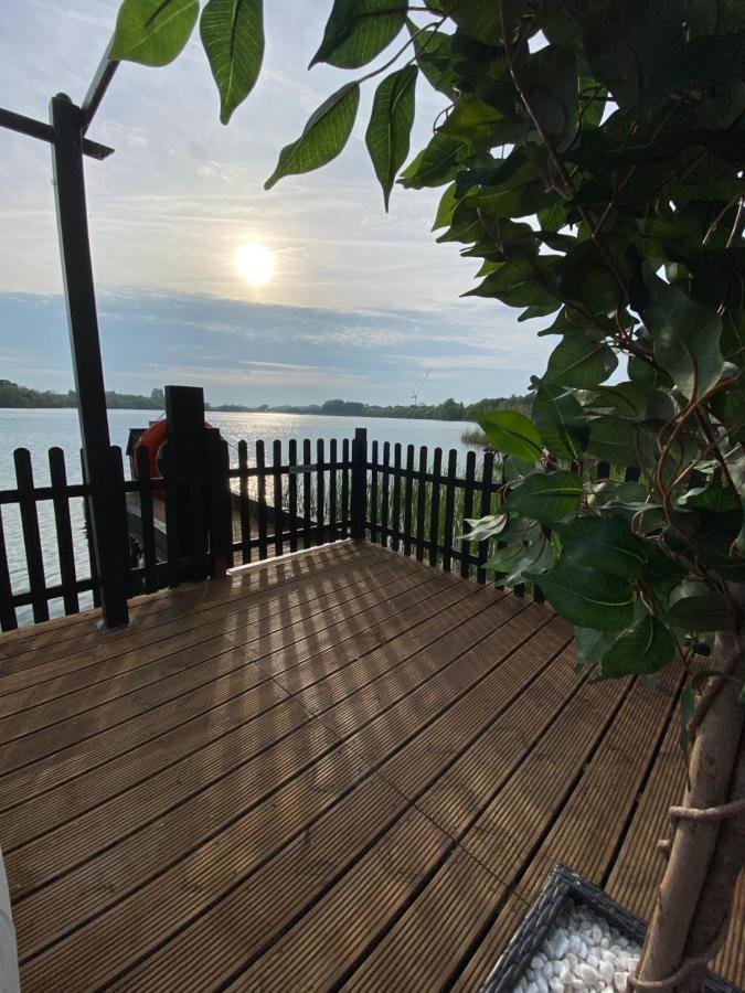 Lodge On The Lake At Lakeside Holiday Park Чичестер Экстерьер фото