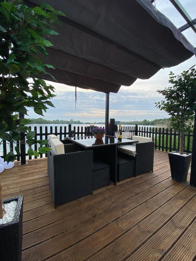 Lodge On The Lake At Lakeside Holiday Park Чичестер Экстерьер фото