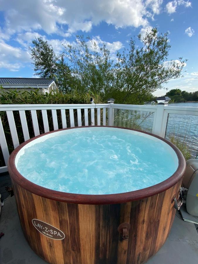 Lodge On The Lake At Lakeside Holiday Park Чичестер Экстерьер фото